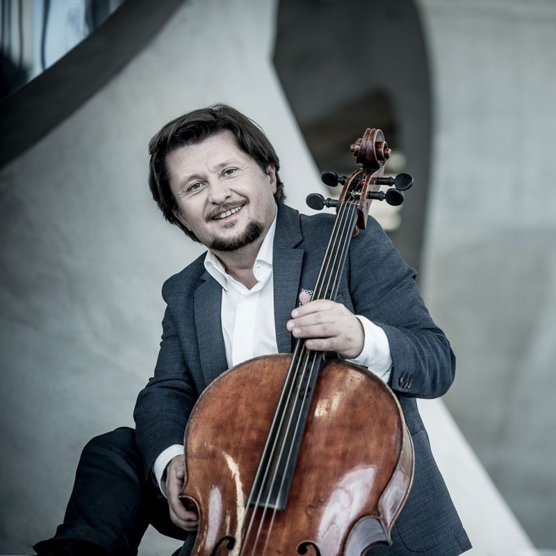 Friedrich Kleinhapl sitzend mit Cello
