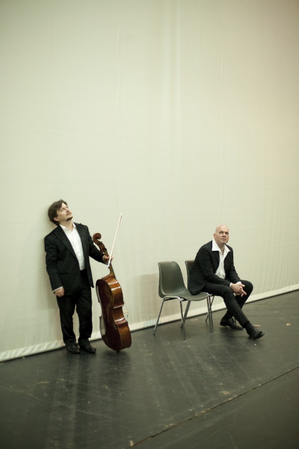 beethoven-konzert-kasematten-02 Friedrich Kleinhapl lehtn an der Wand und hält sein Chello in der Hand; der Pianist Andreas Woyke sitzt auf einem Sessel danmeben