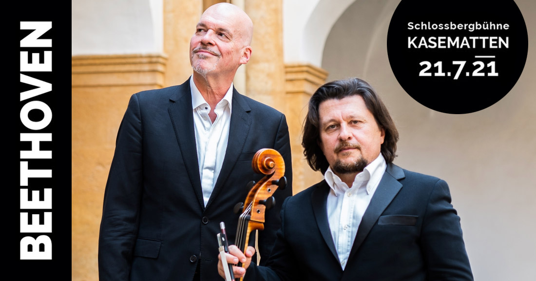 kleinhapl-woyke-header-kasematten Der Cellist Freidrich Kleinhapl und der Pianist Andreas Woyke stehen in einem Innenhof und blicken in die Kamera