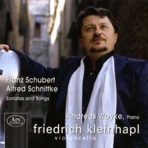 Cover des Albums 'Sonatas and Songs' mit Werken von Franz Schubert und Alfred Schnittke, interpretiert von Friedrich Kleinhapl (Violoncello) und Andreas Woyke (Piano). Das Bild zeigt einen Mann mit dunklen Haaren und Bart, der einen schwarzen Anzug und ein weißes Tuch trägt. Er steht in einer engen Gasse und lehnt sich mit einer Hand auf ein Cello. Der Albumtitel sowie die Namen der Künstler und Komponisten sind in weißer Schrift auf dem Bild zu sehen. Unten links befindet sich das Logo von 'Ars Produktion'.